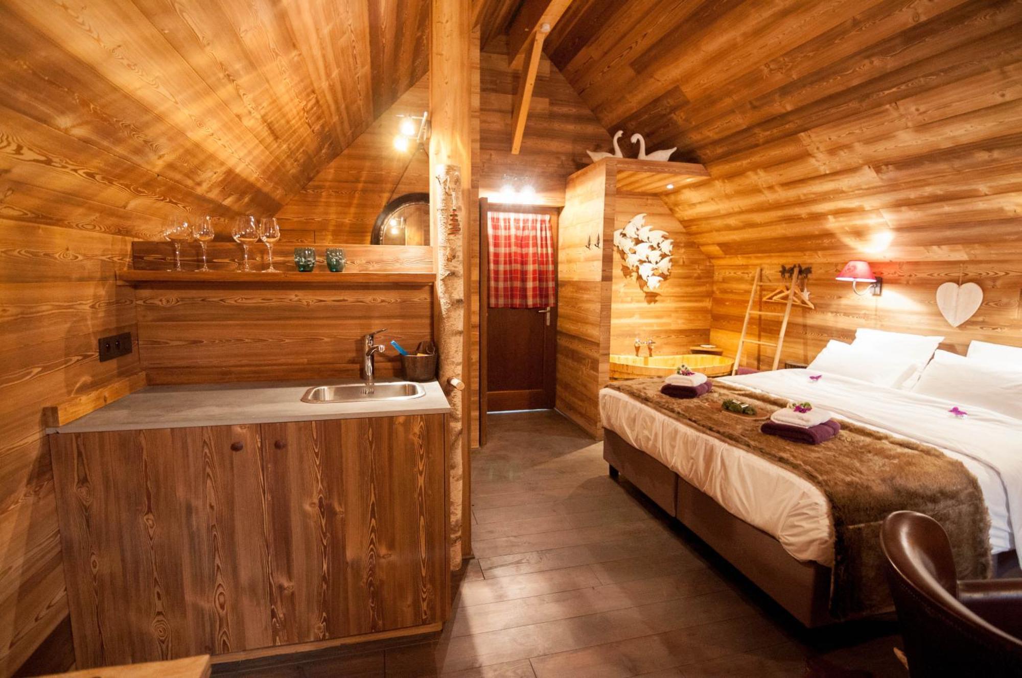 Aqualodge Hotel Insolite Ermeton-sur-Biert Exterior photo
